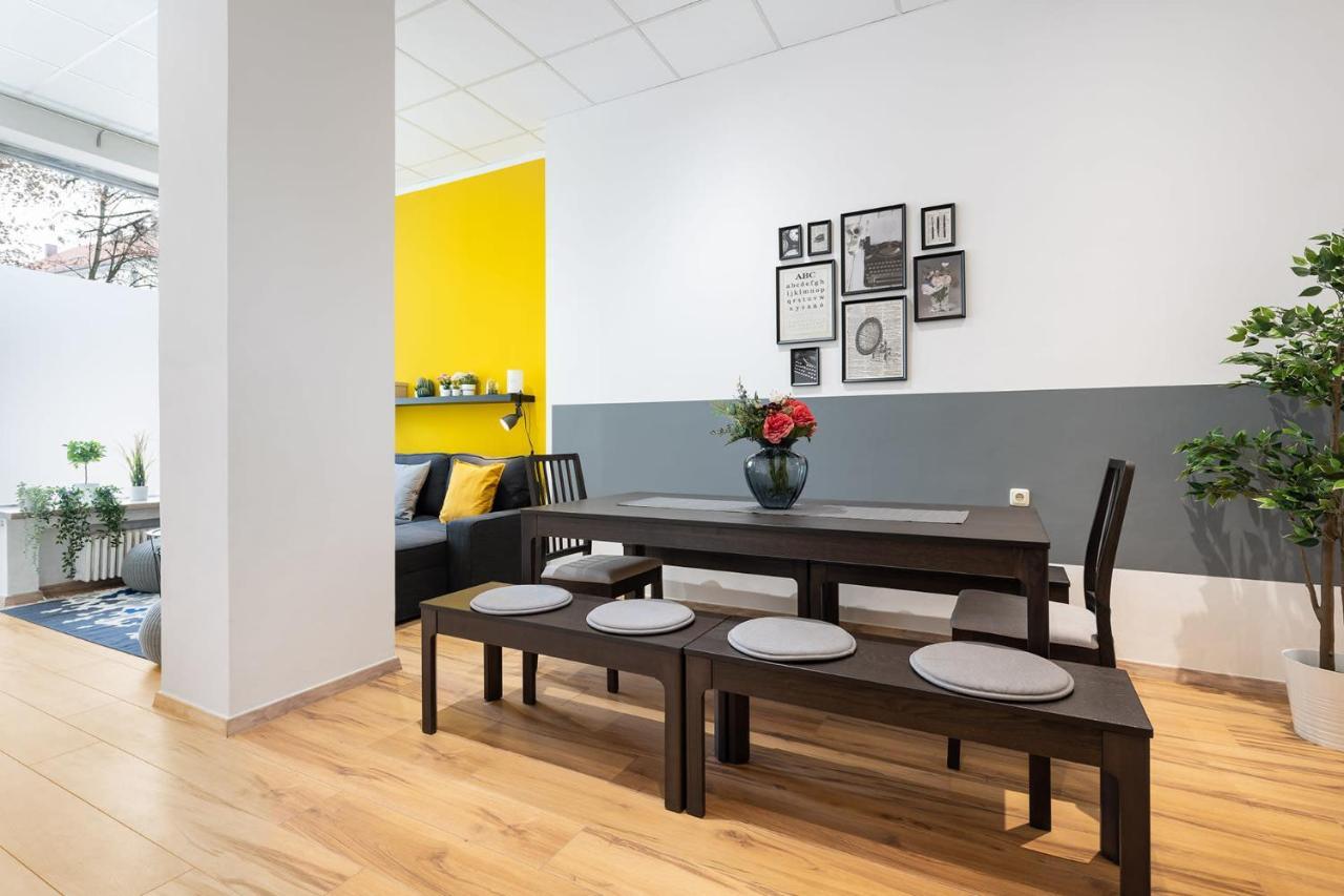 Big Central Near Rotkreuzplatz With 3 Bedroom For 12 Pax